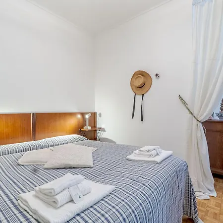 Guesthost - Vintage Flat